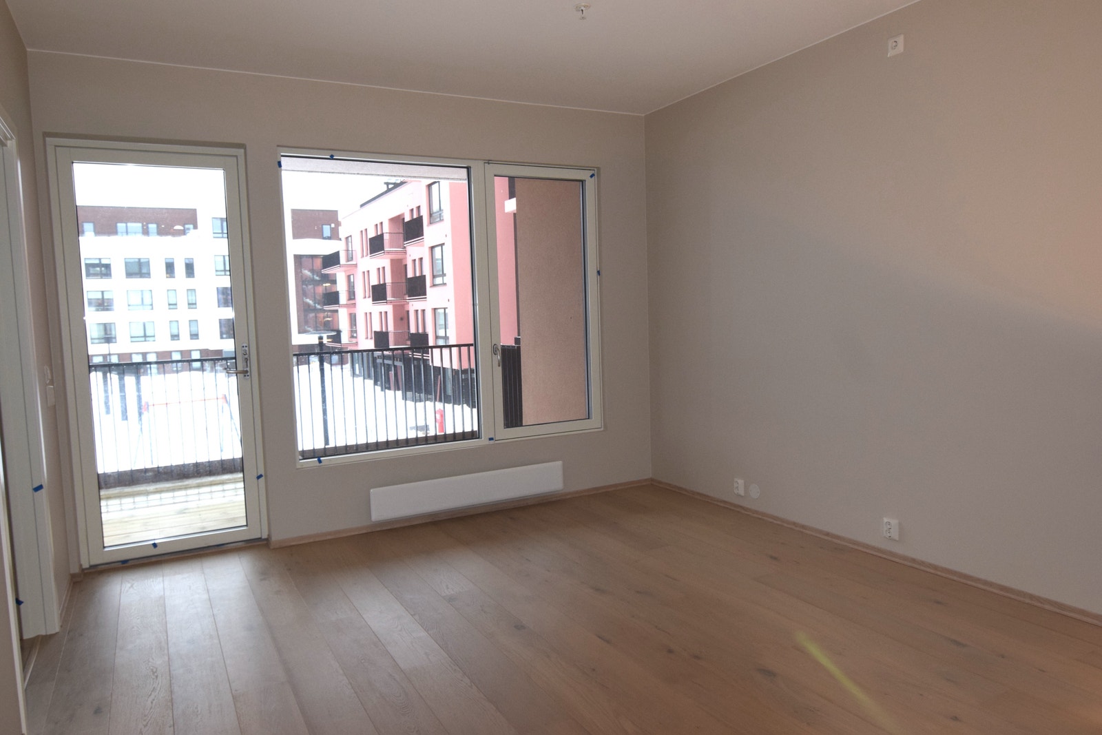 Stor stue med utgang til overbygd balkong. Galleribilde