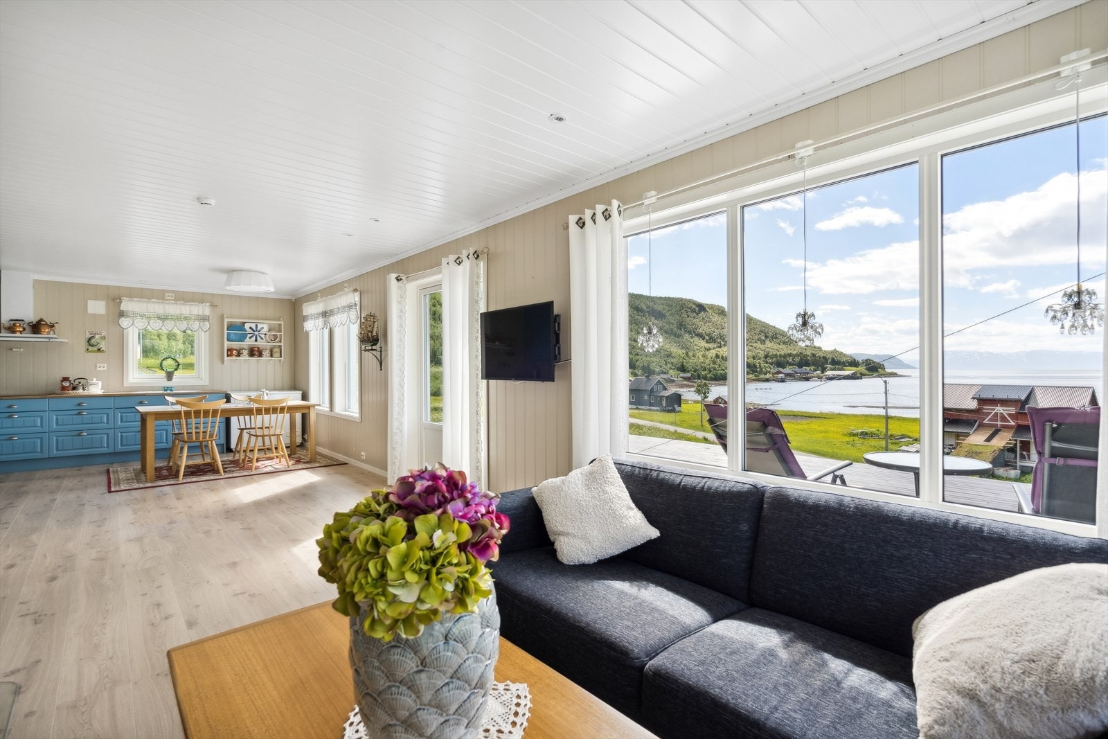 Stuen fremstår som et lyst og pent oppholdsrom. Galleribilde