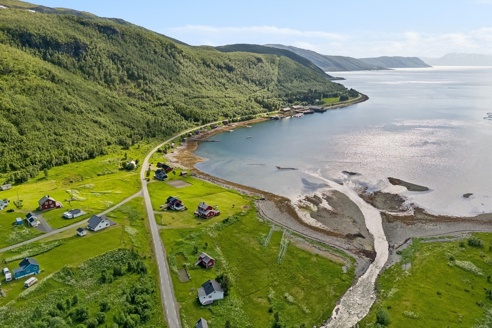 Et stille og rolig område omringet av vakker natur. Velkommen til en hyggelig visning! Galleribilde