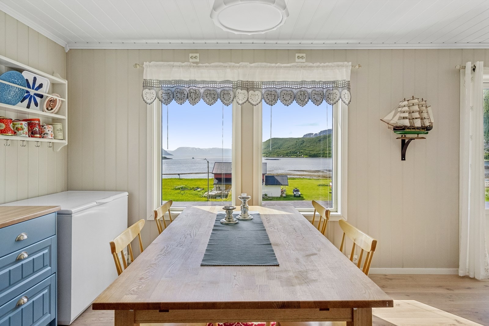 God plass til spisegruppe hvor både mat og utsikt kan nytes. Galleribilde