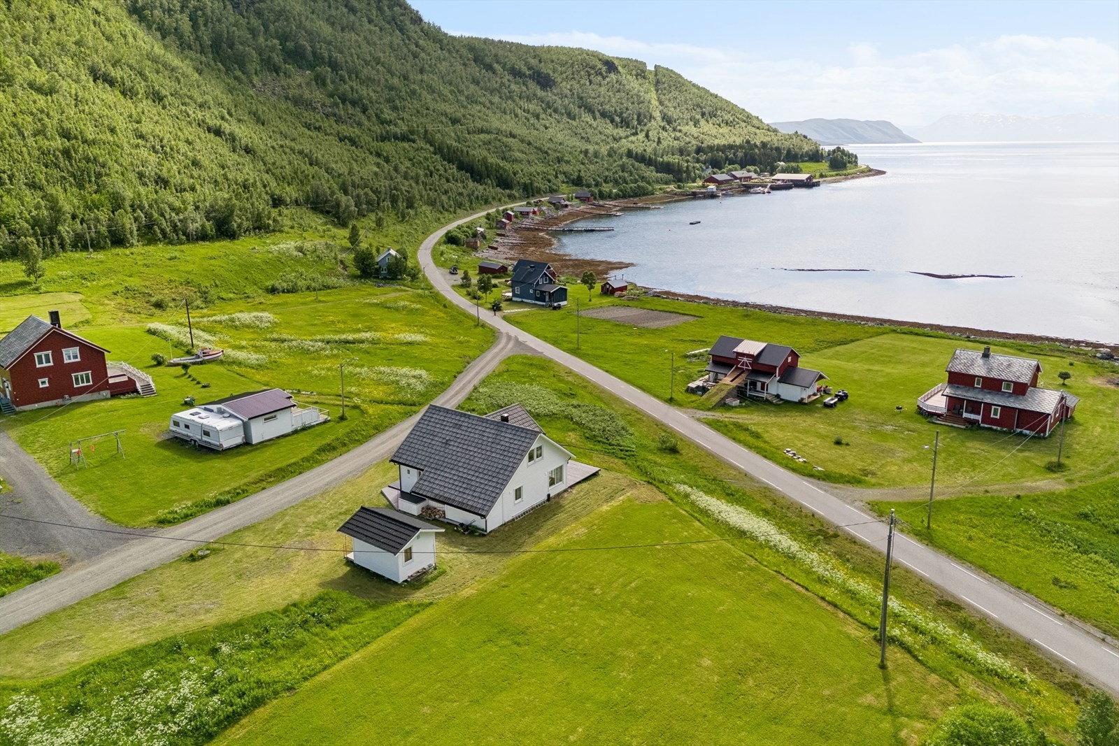 Tomten er av svært god størrelse og er pent opparbeidet med frodige grøntarealer. Galleribilde
