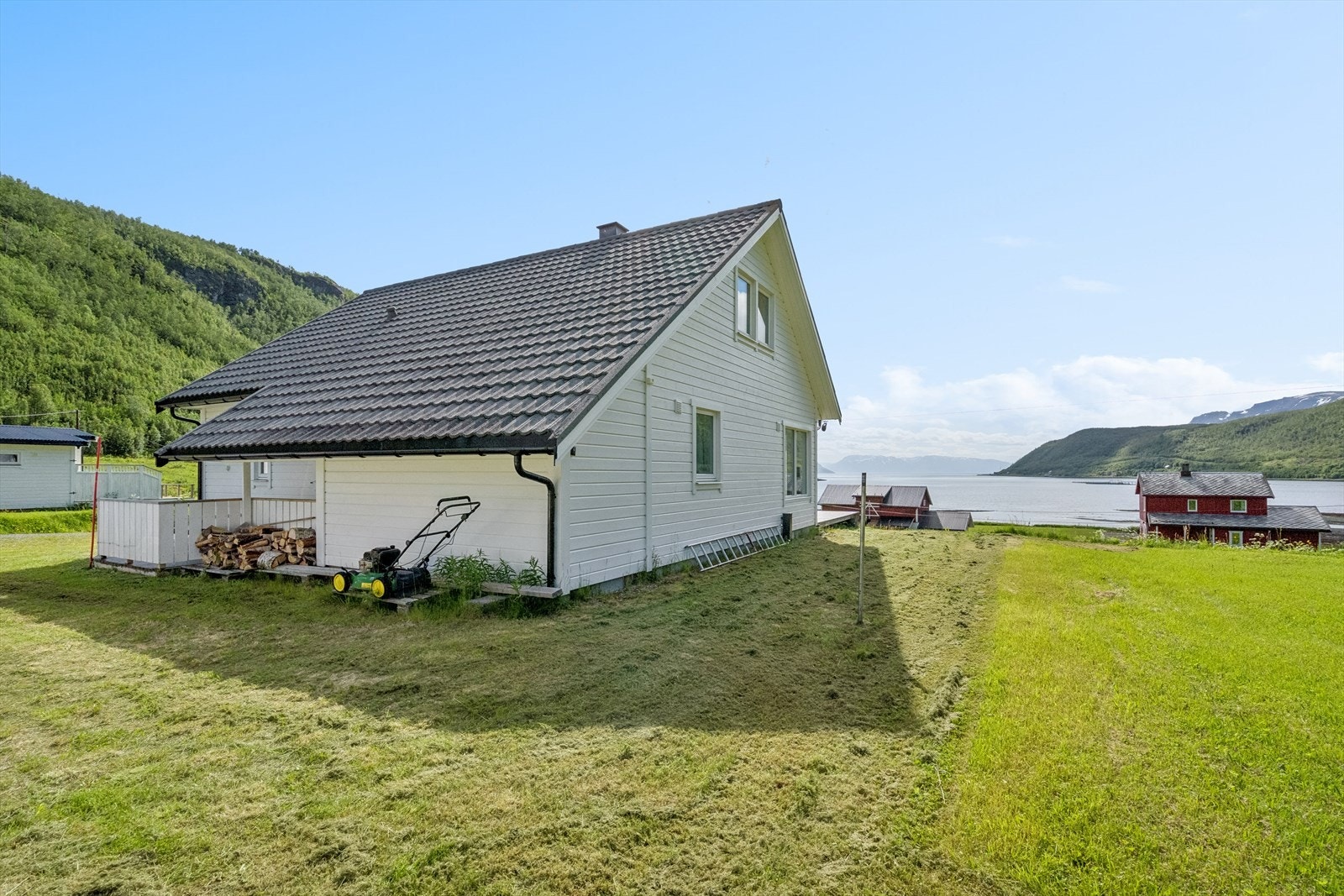 Terrassen har god plass til utemøbler og har videre enkel adkomst til uteområdet med god plass til lek og aktivitet for hele familien. Galleribilde