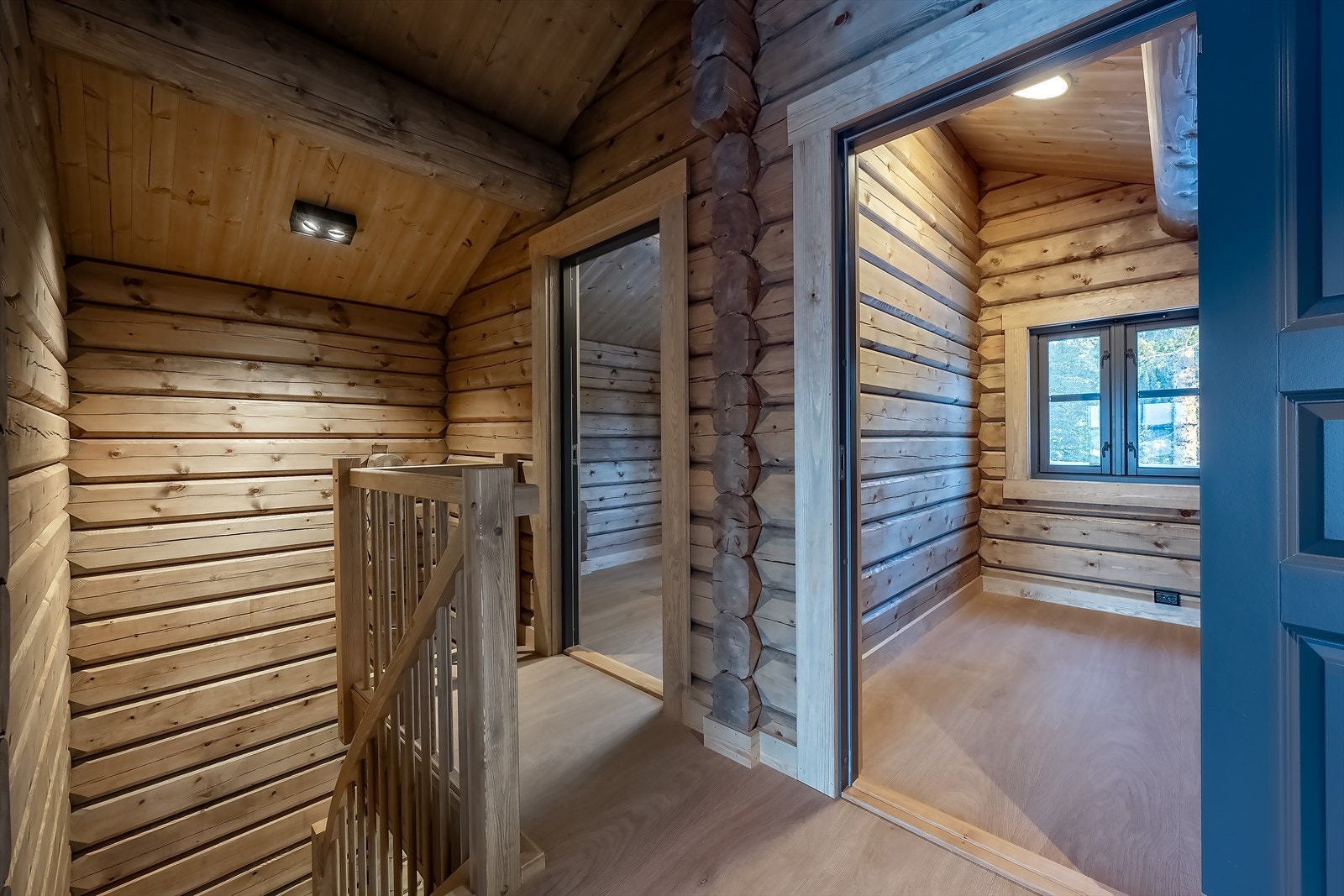 Hyttas "oppstuggu" inneholder stue og to soverom Galleribilde