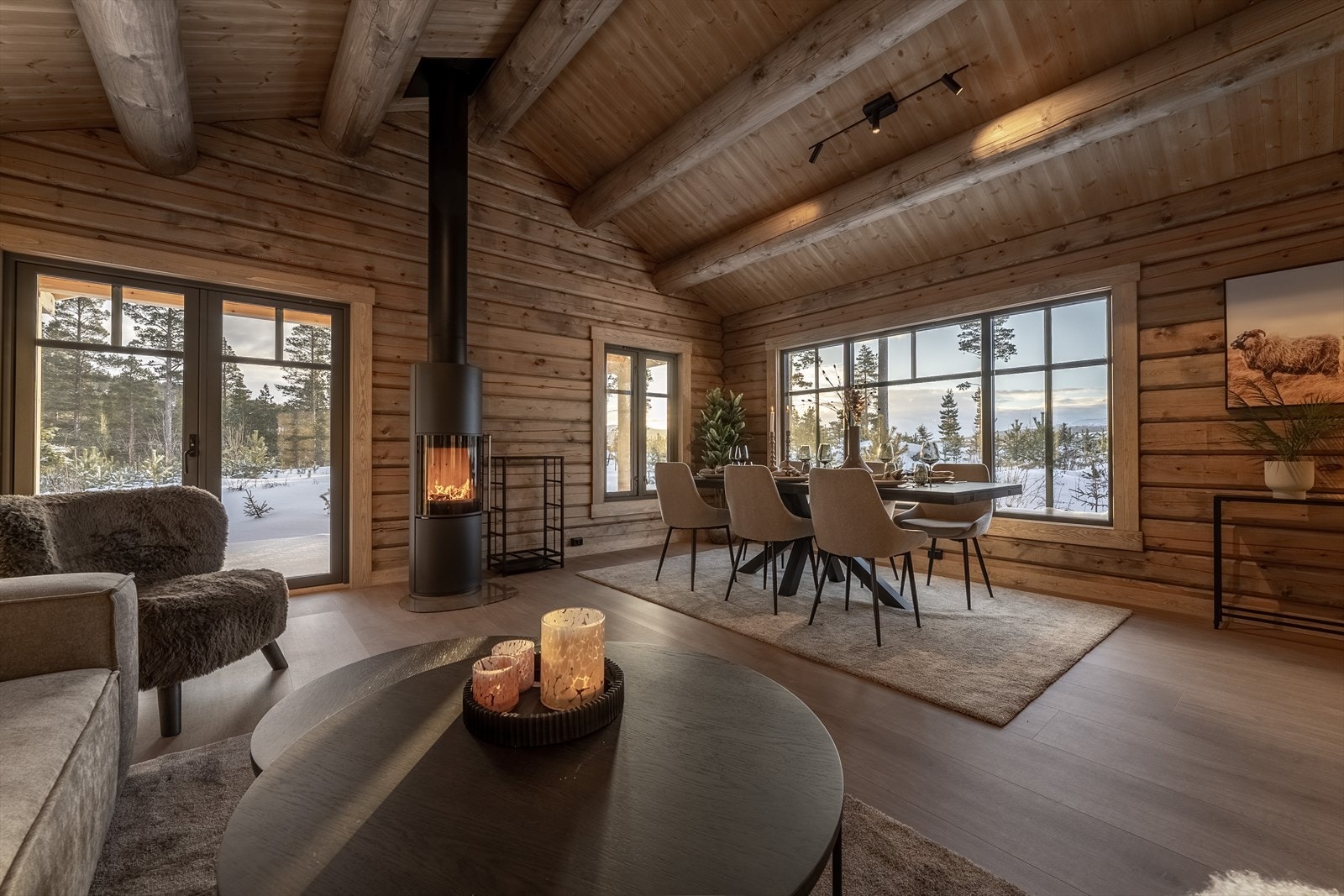 Stua har peisovn og utgang til takoverbygd terrasse mot sør Galleribilde