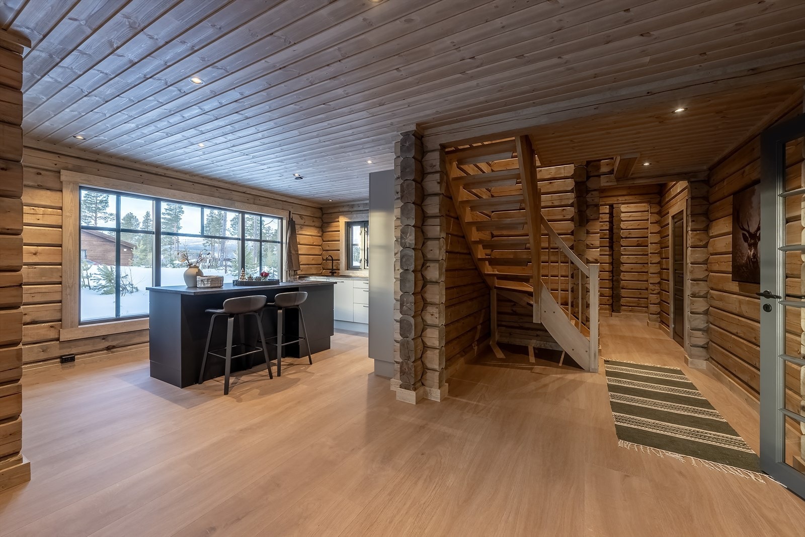 Hall med åpen løsning mot stue og kjøkken samt inngang til bad-/soveromsfløy og trapp til "oppstuggu" Galleribilde