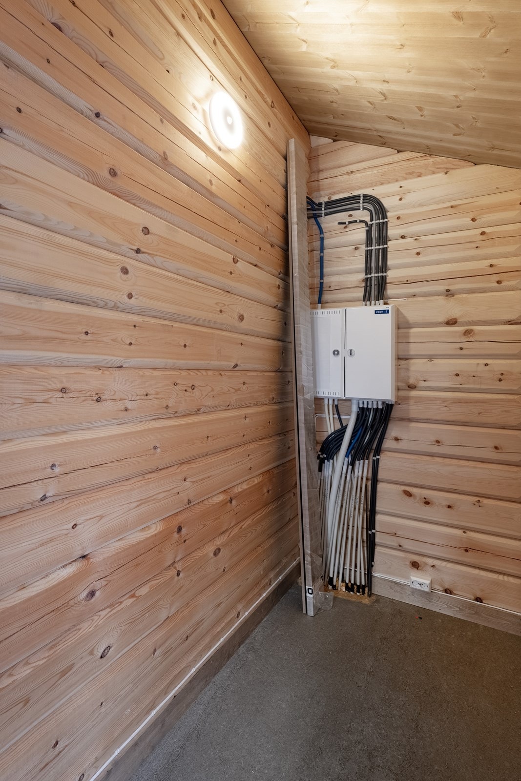 Praktisk utvendig bod i tilknytning til takoverbygd inngangsparti Galleribilde