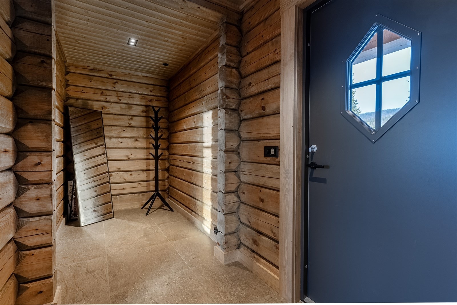 Romslig yttergang med god garderobeplass og flislagt gulv med undervarme Galleribilde