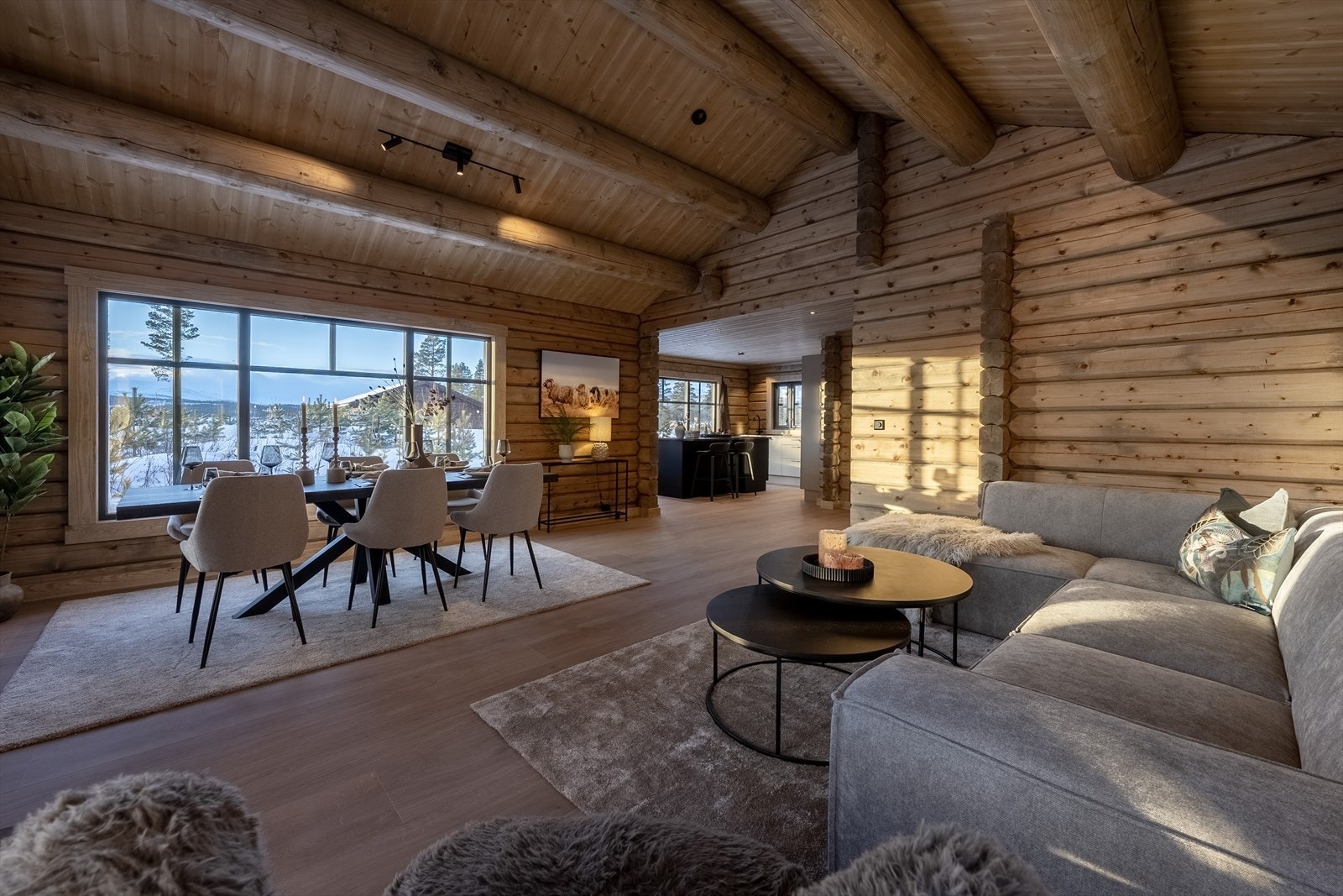 Legg merke til det lekre gulvet med ekstra brede, lange bord og gulvvarme i stue, kjøkken og hall Galleribilde