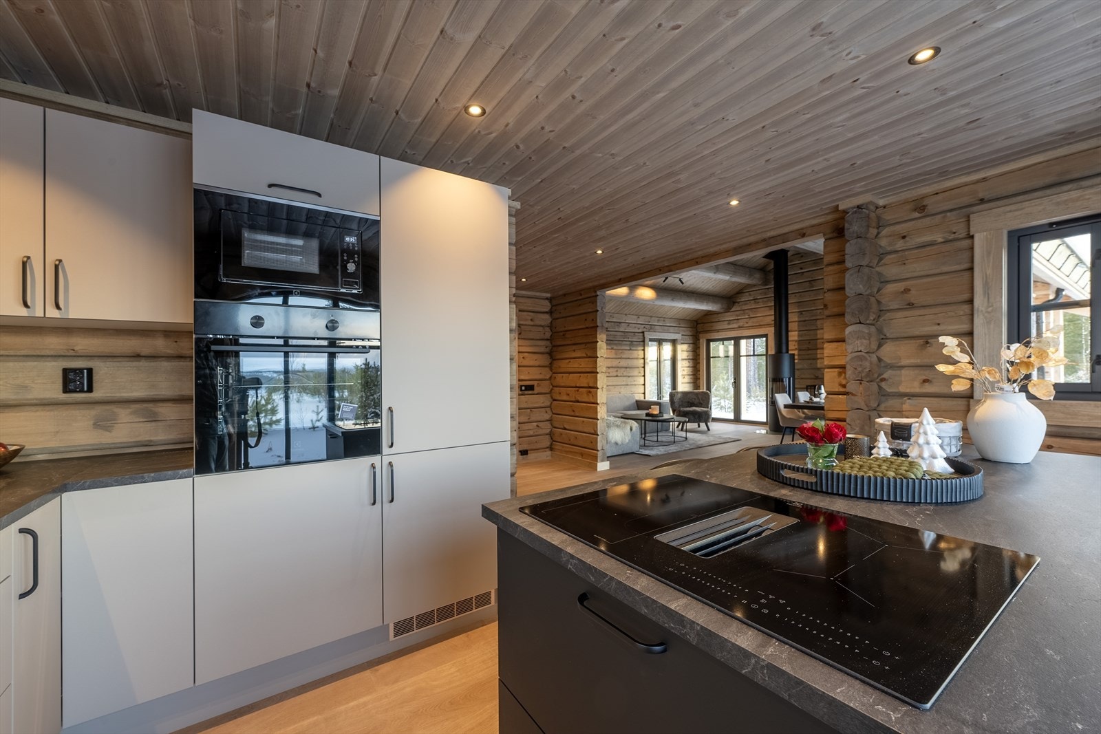 Sosial og åpen planløsning hvor "kokken" kan holde kontakten med de i stua Galleribilde