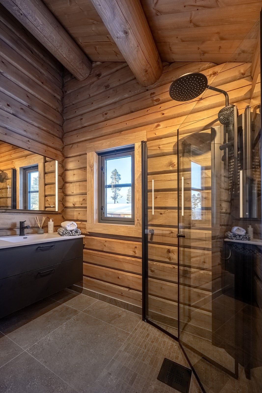 Badet har flislagt gulv med undervarme, innredning med heldekkende servant og skuffer, nyutviklet dusjhjørne med glassvegger/-dører og wc Galleribilde