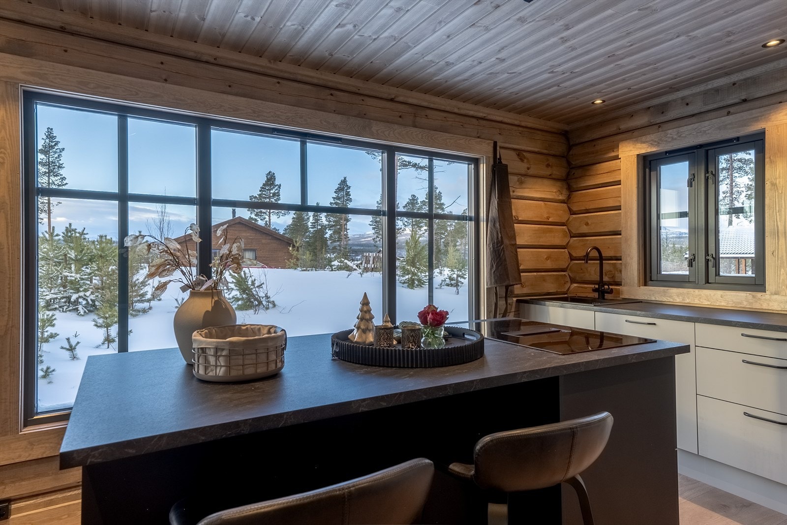 Koketopp med ventilator integrert i kjøkkenøy Galleribilde