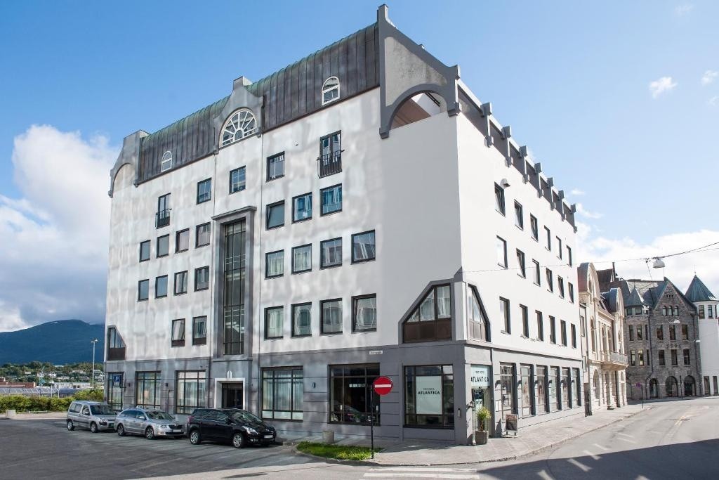 Hotellet ligger midt i Ålesund sentrum, rett ved Brosundet. Galleribilde