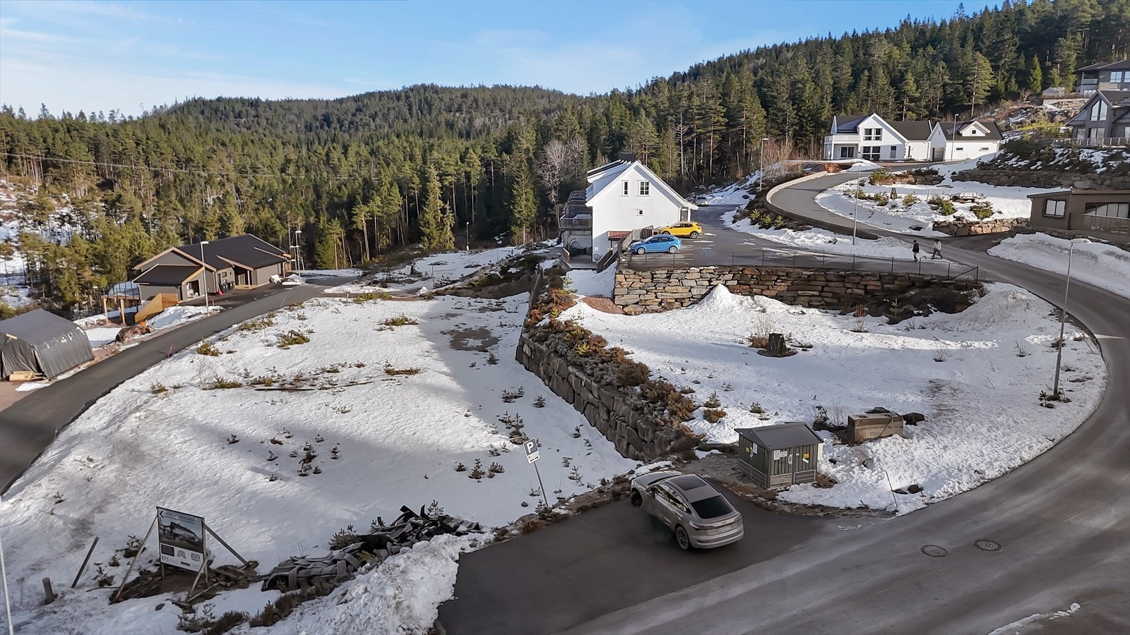 Det er gjort grunnarbeid for kr 200 000,- på 8 av tomtene og dette er inkludert i kjøpesummen. Galleribilde