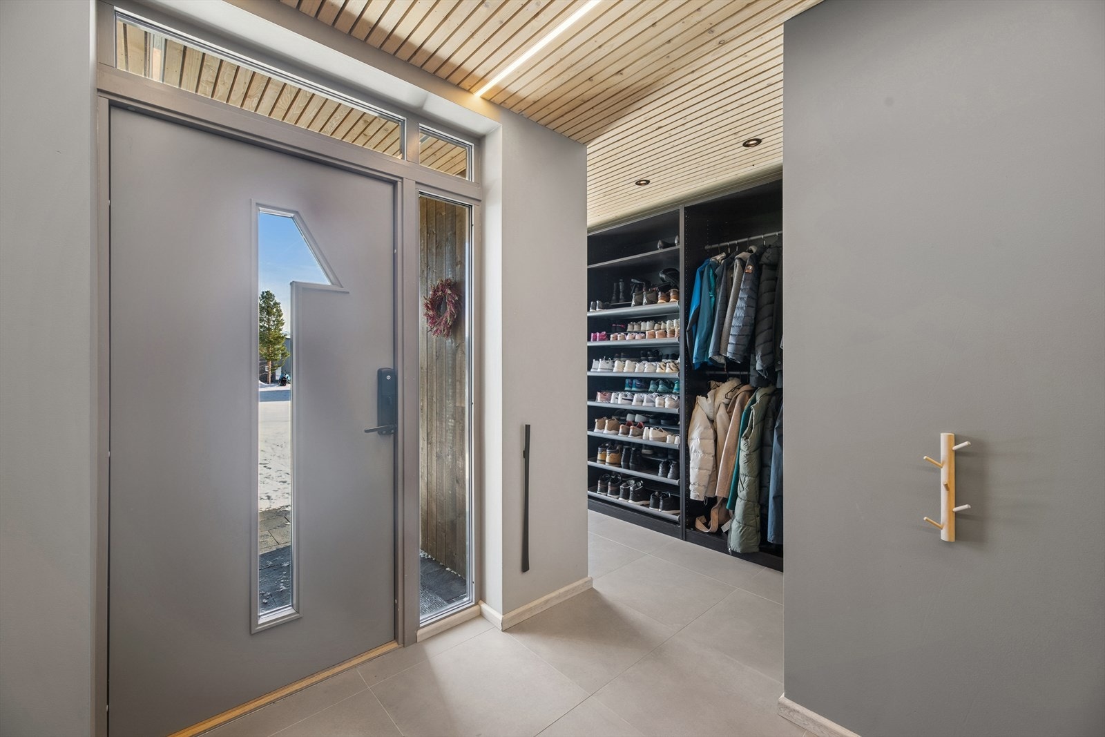 Boligen har adkomst i første etasje. En walk-in garderobe gir deg god plass til å henge fra deg yttertøy og plassere fottøy. Galleribilde