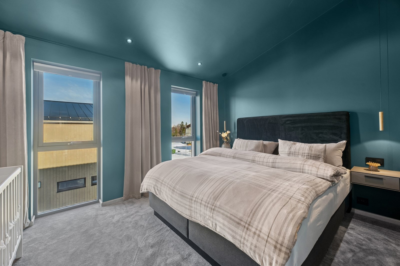 Romslig hovedsoverom med teppe på gulvet og malte vegger, en perfekt oase for avslapning. Galleribilde