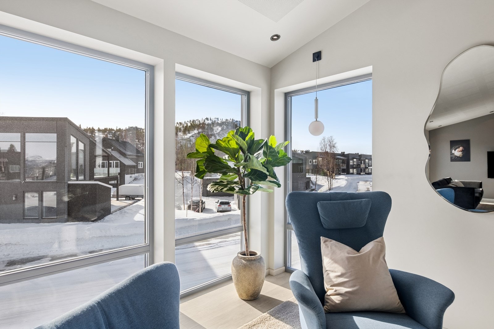 De store vinduene gir god utsikt mot terrasse og nærområdet. Galleribilde