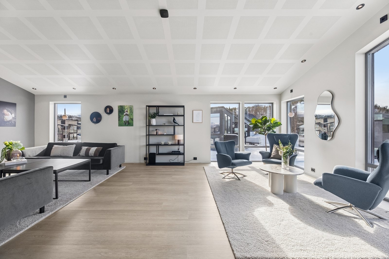 Stuen er romslig og innbydende, med et elegant laminatgulv som gir en moderne følelse. Veggene er kledd med malte plater, noe som gir et rent og stilrent utseende. Dette rommet er perfekt for både avslapning og sosiale sammenkomster. Galleribilde