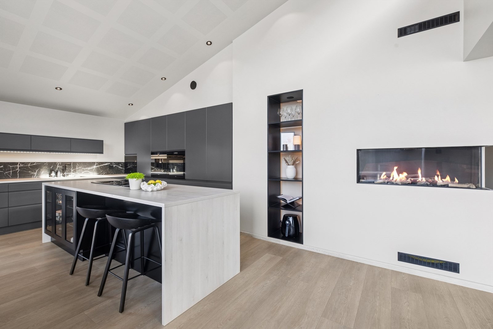 Koketoppen er smart plassert på den romslige kjøkkenøya. Kjøkkenøya har også plass til en praktisk spiseplass. Galleribilde