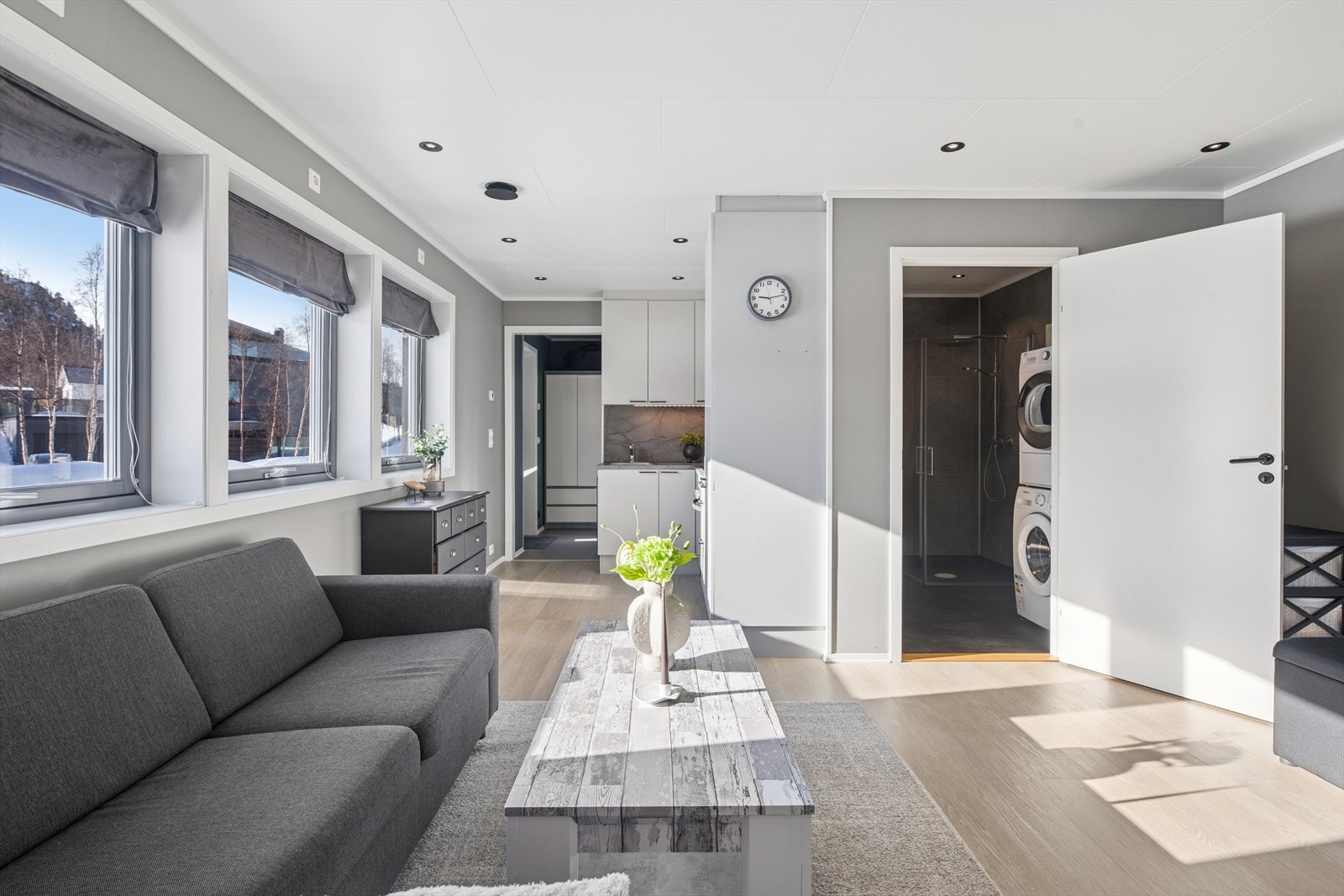 I første etasje finner du en hybel som kan brukes til eget bruk, gjester eller til utleie. Galleribilde