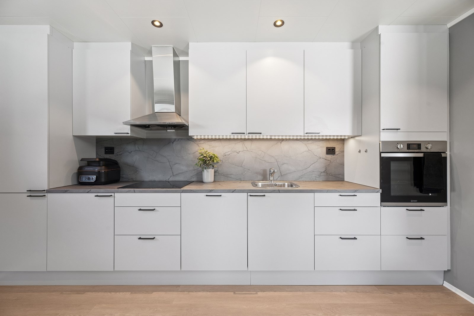 I leiligheten finner du et moderne kjøkken med glatte fronter og laminat benkeplate, ideelt for matlaging og samvær. Galleribilde