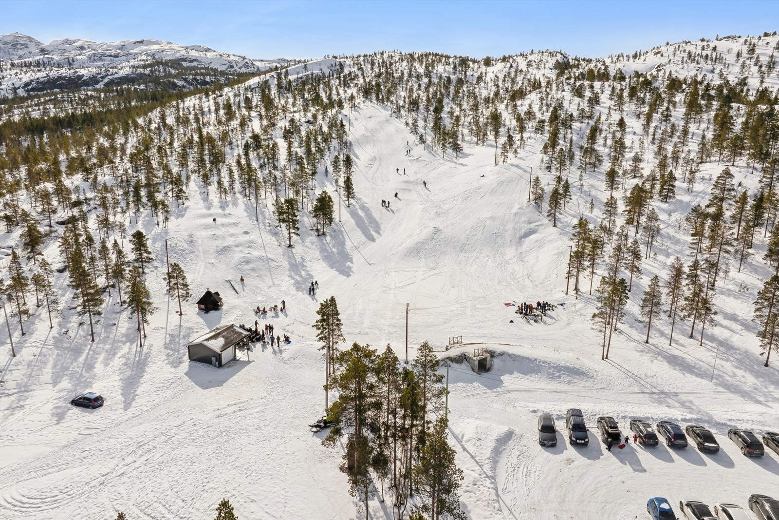 For friluftsentusiaster er området en drøm. Rett utenfor døren finner du flere turmuligheter, inkludert Lille Borras, som er perfekt for korte turer og flotte naturopplevelser. Galleribilde