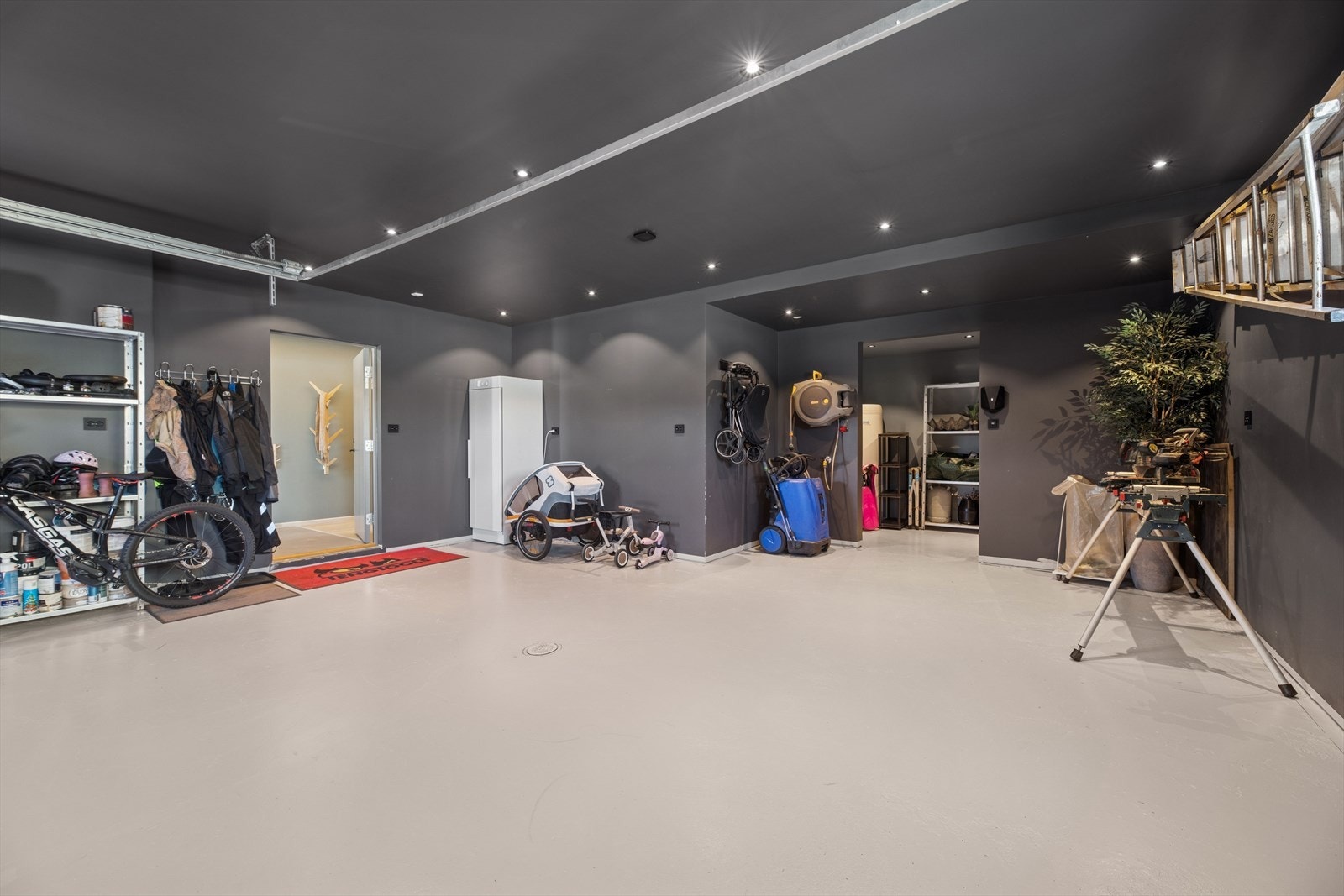 Garasje med elbil-lader, perfekt for moderne behov. Galleribilde