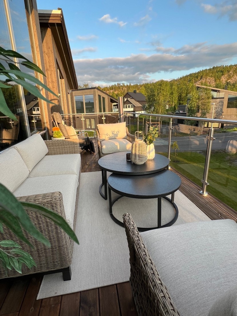 Veranda med gode solforhold, og god plass til møblering og grill. Galleribilde