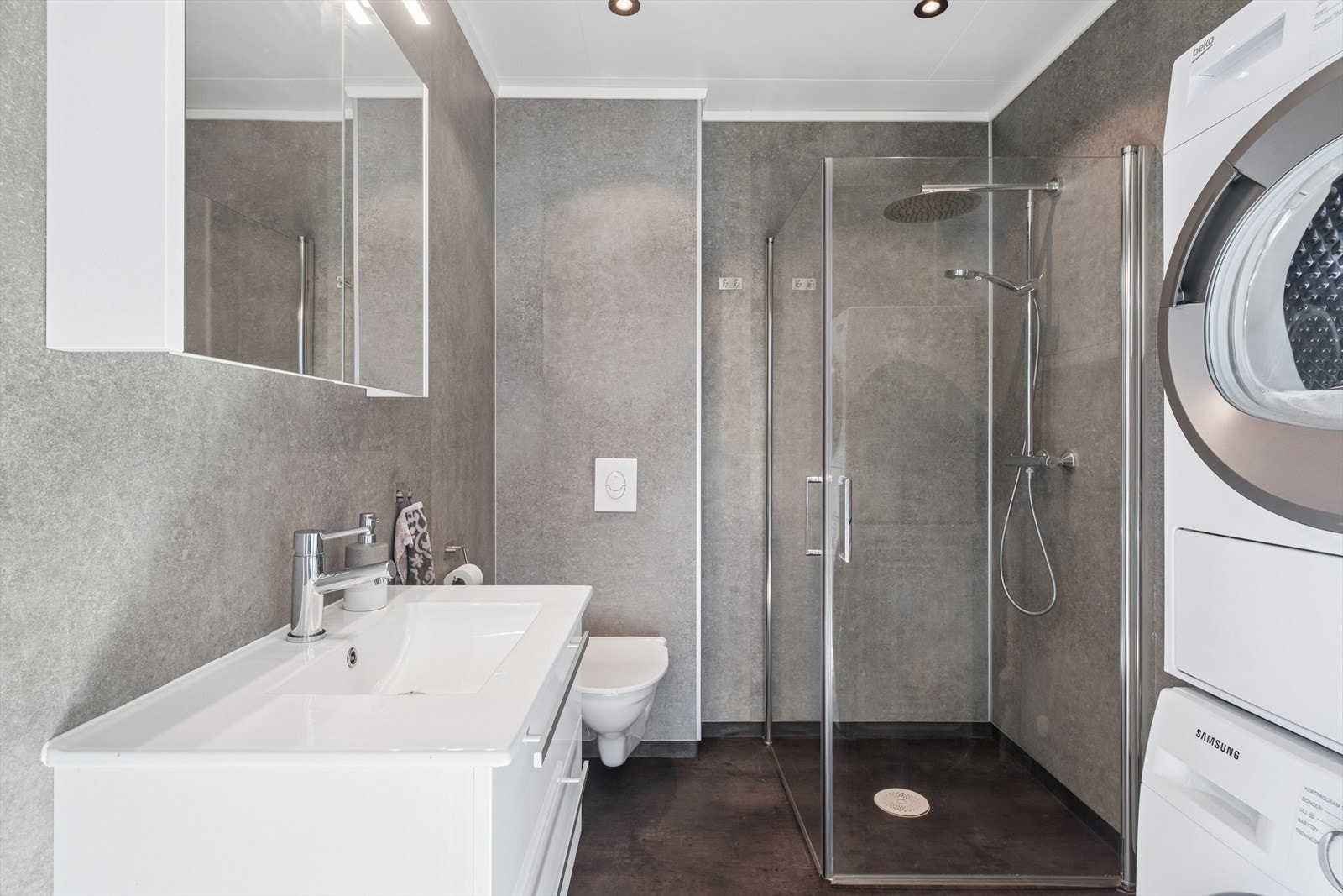 Badet i hybelen har vinylbelegg på gulvet og baderomsplater på veggene. Rommet varmes opp ved bruk av elektriske varmekabler. Galleribilde