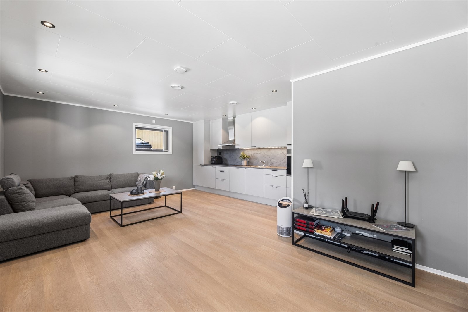 I boligens første etasje finner du en flott leilighet med åpen stue-og kjøkkenløsning. Galleribilde