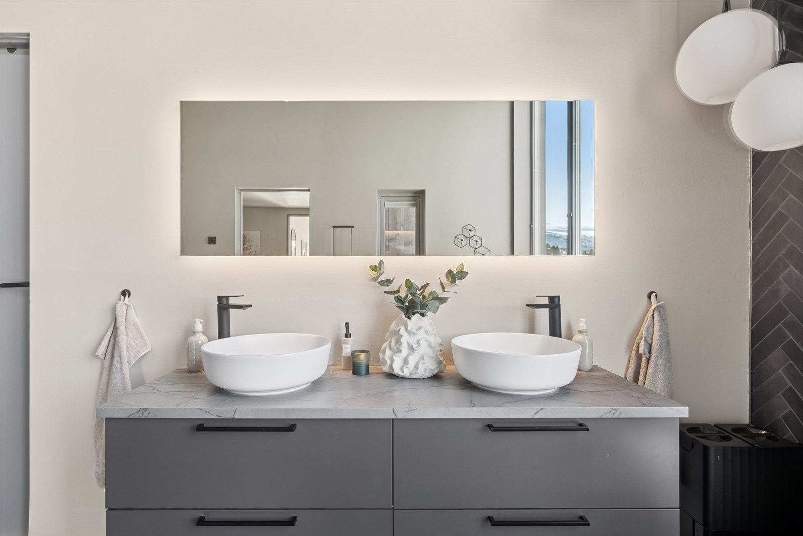 Bad med to bolleservanter og sort ettgreps blandebatteri, elegant og funksjonelt. Galleribilde