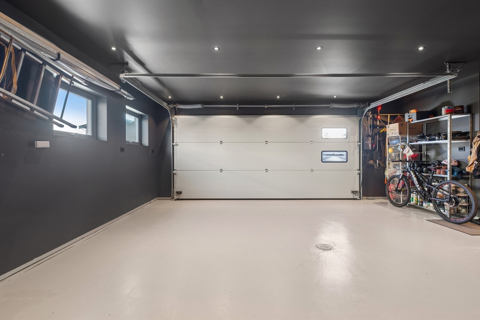 Garasje er av god størrelse. Her er det montert radonsperre og sluk i gulvet, noe som sikrer et trygt og funksjonelt oppbevaringsområde. Galleribilde
