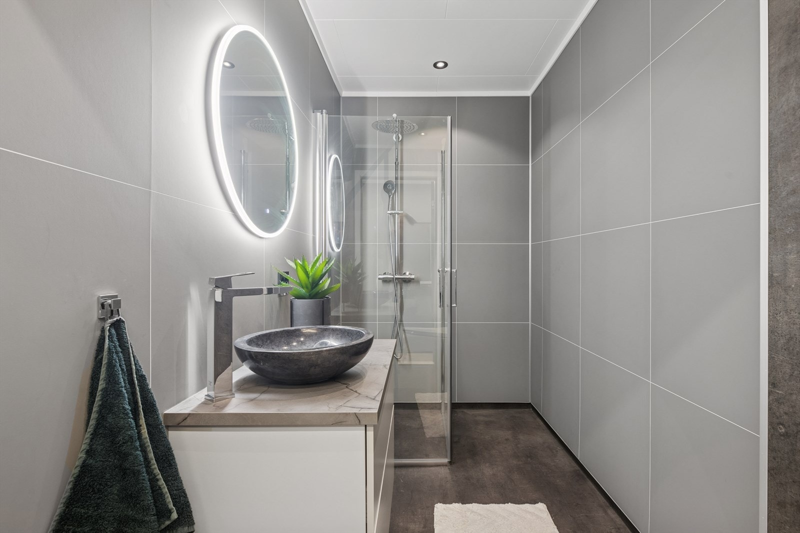 Delikat baderom i første etasje. Galleribilde