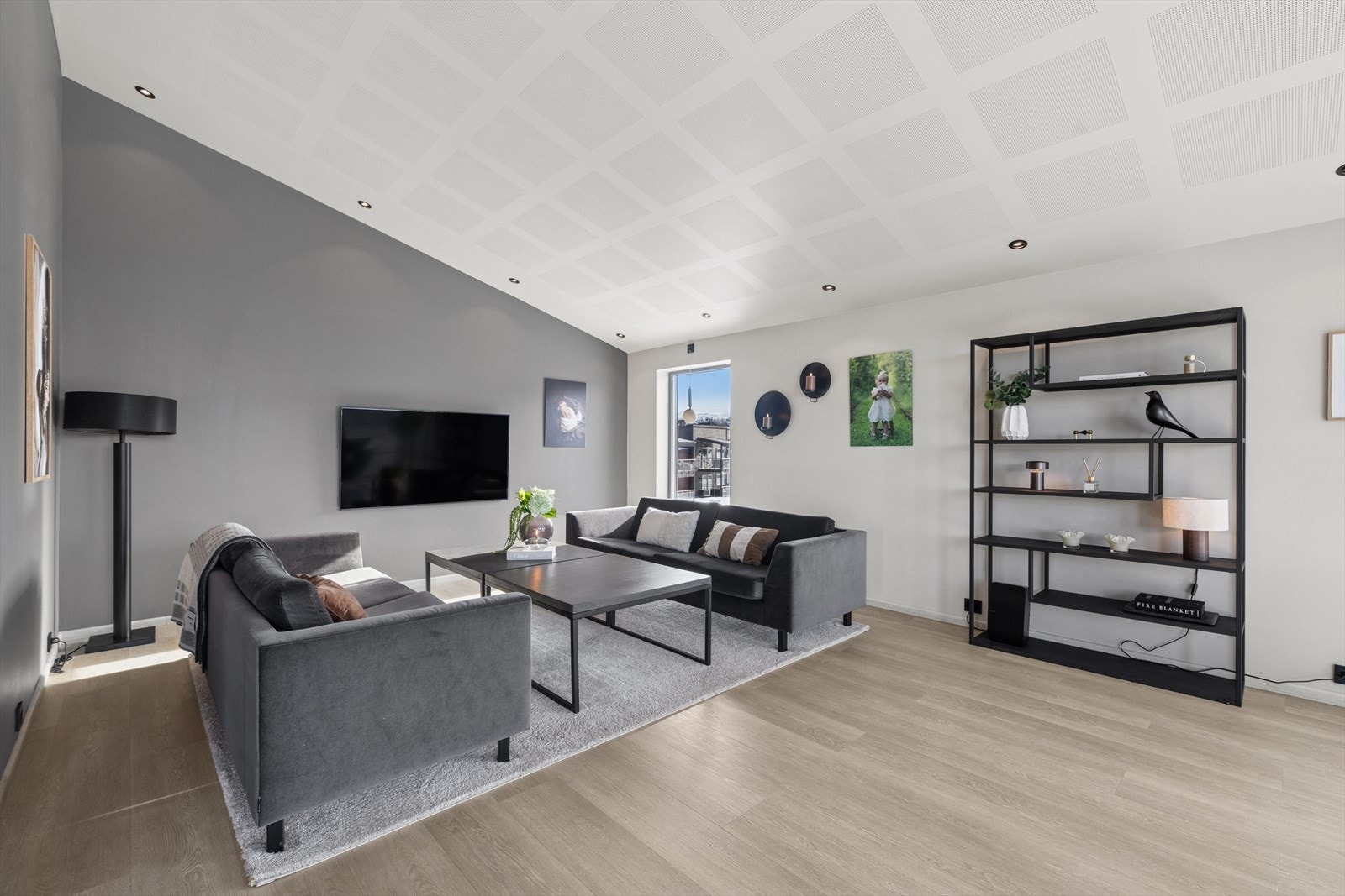 Akustikkplatene i taket bidrar til å redusere ekko og gjør rommet behagelig å være i. Galleribilde