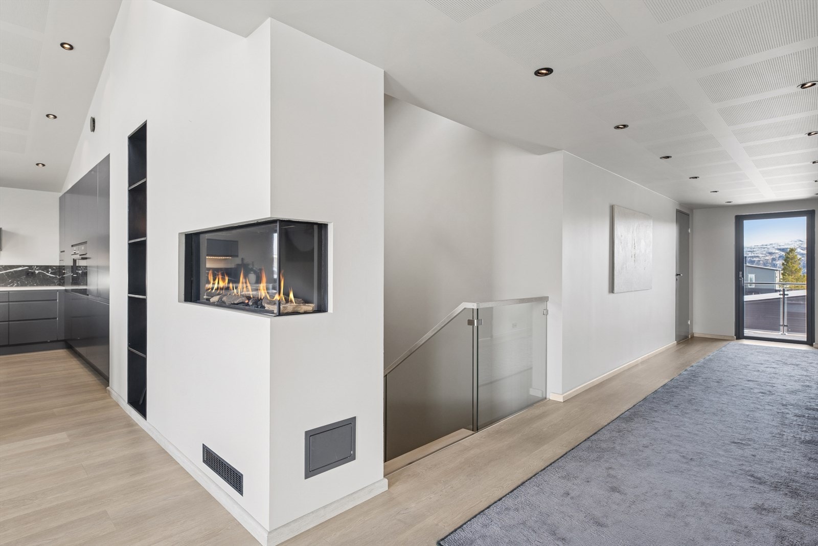 I gangen ved kjøkkenet finner du trappen som gir deg adkomst mellom etasjene. Galleribilde