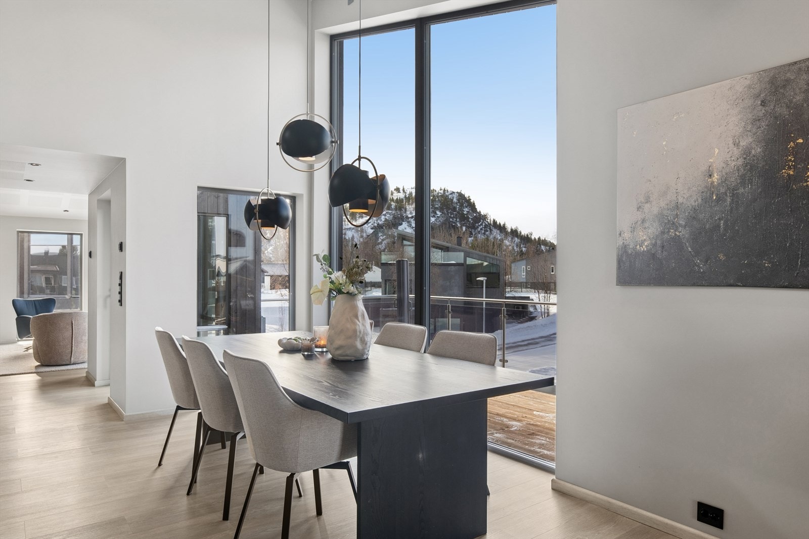 Fra kjøkkenet er det videre adkomst til en terrasse, perfekt for avslappende timer i solen og sosiale sammenkomster. Galleribilde