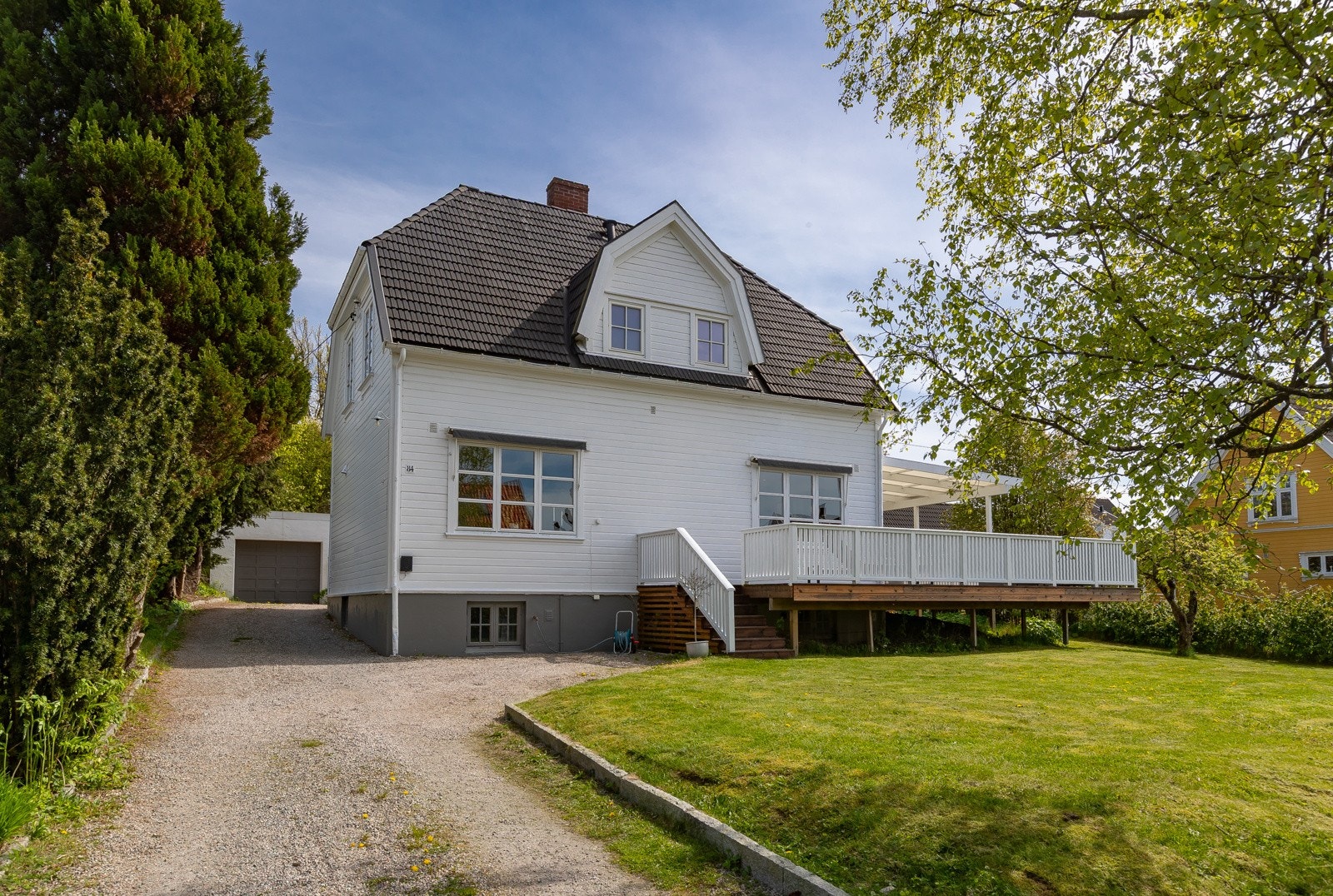 Oppkjørsel med el-bil lader montert på huset Galleribilde