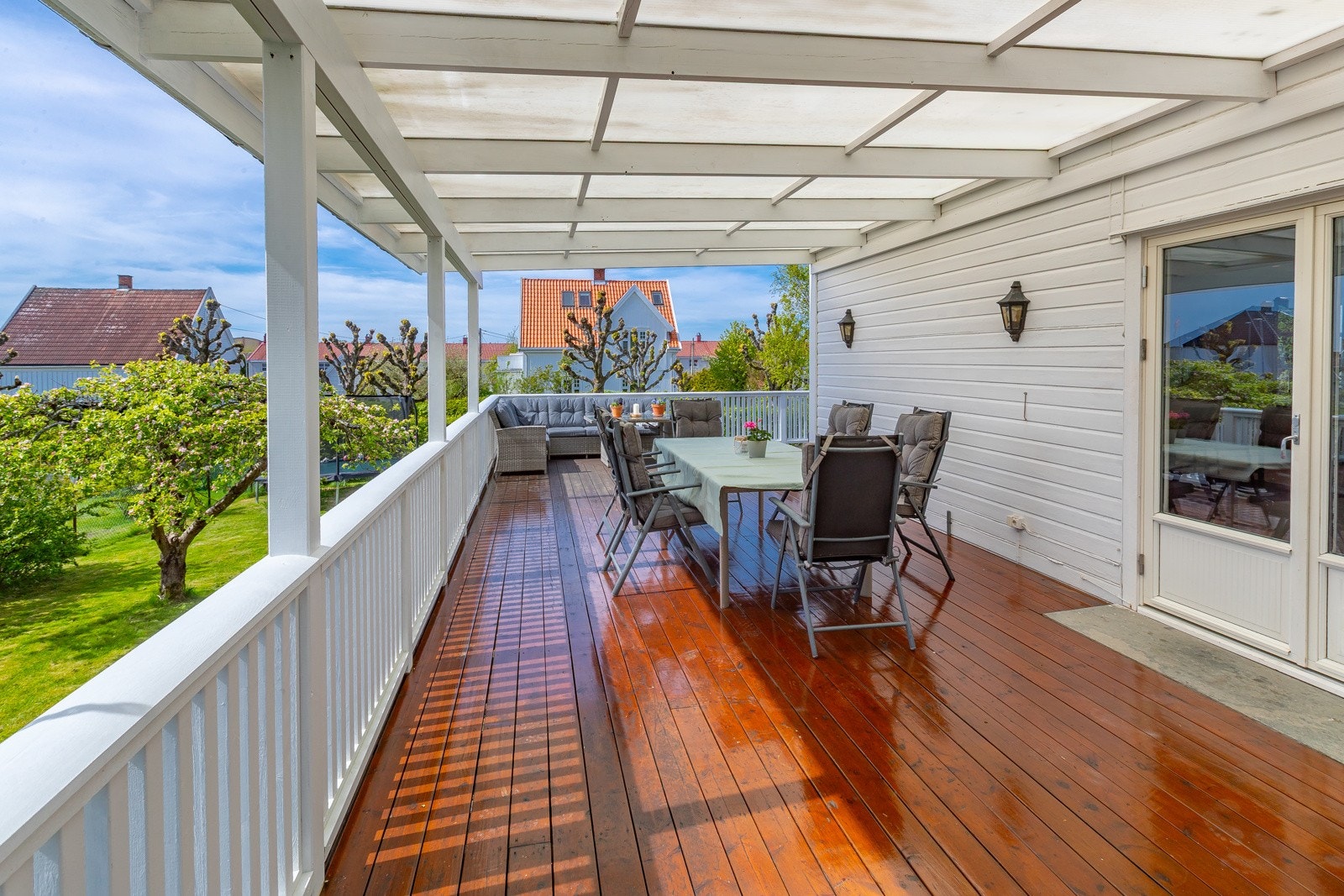 Deilig at deler av terrasse er overbygget! Galleribilde