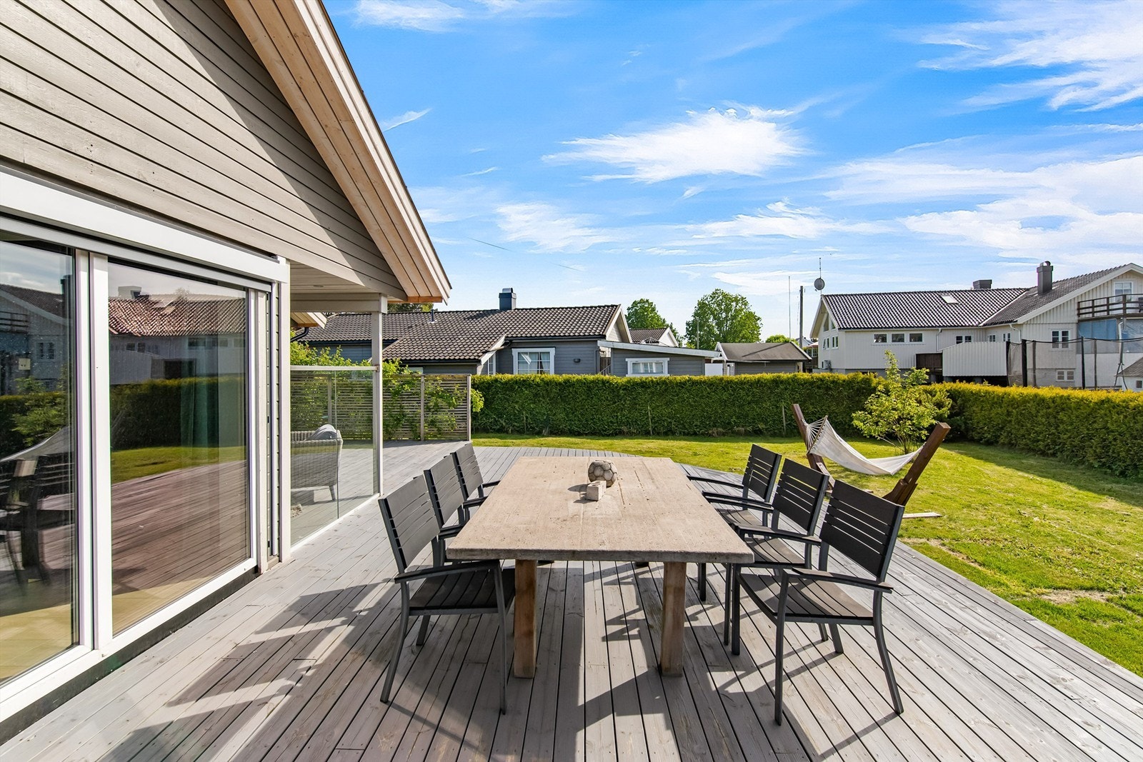 Adkomsten til terrasse går ut fra stue og kjøkken så her er det enkelt å nyte måltidene utendørs Galleribilde