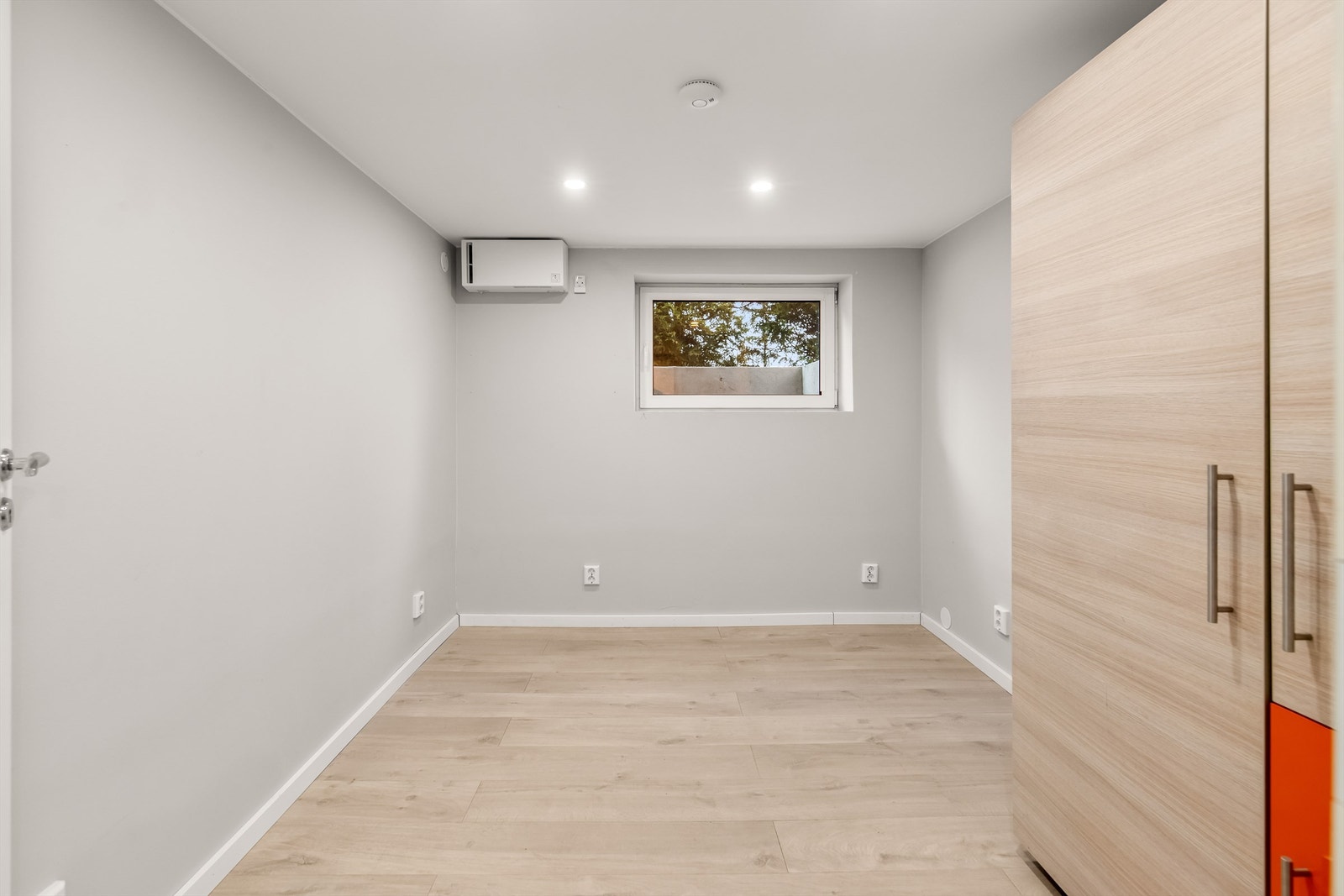 Soverom 2 i hybel med garderobeløsning Galleribilde