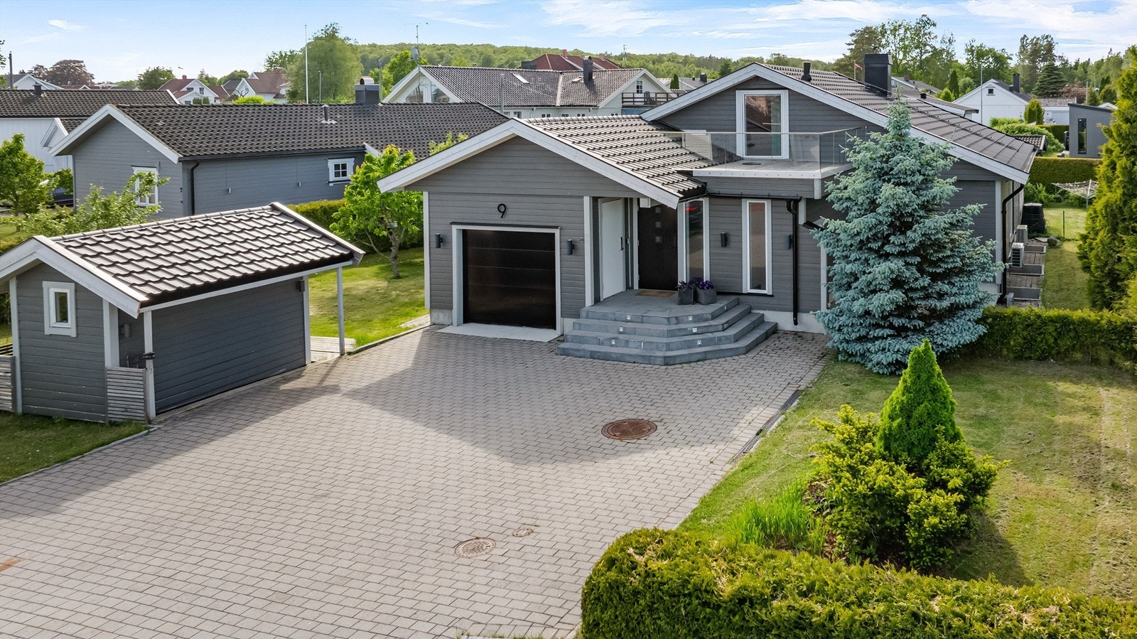 Fasade inngangsparti som har stor biloppstillingsplass på gårdsplassen Galleribilde