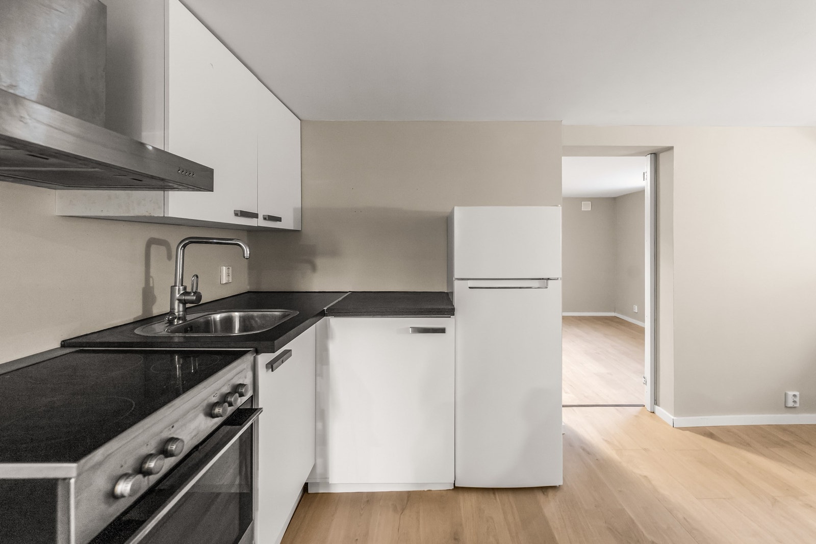 Kjøkkenet av lys utførelse med slette fronter Galleribilde