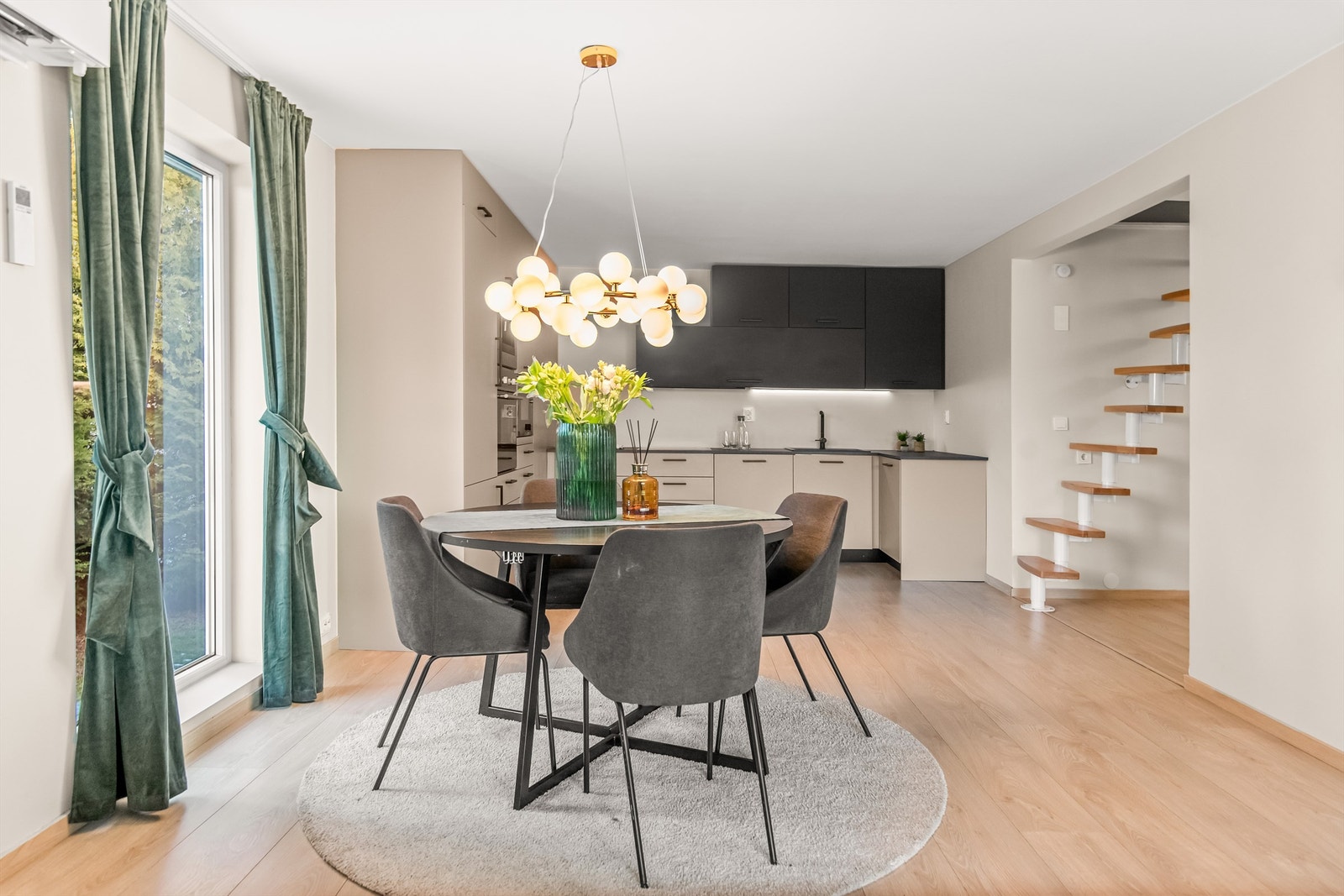 Her er det plass til å dekke langbord med gjester eller alle hverdagens måltider med familien Galleribilde