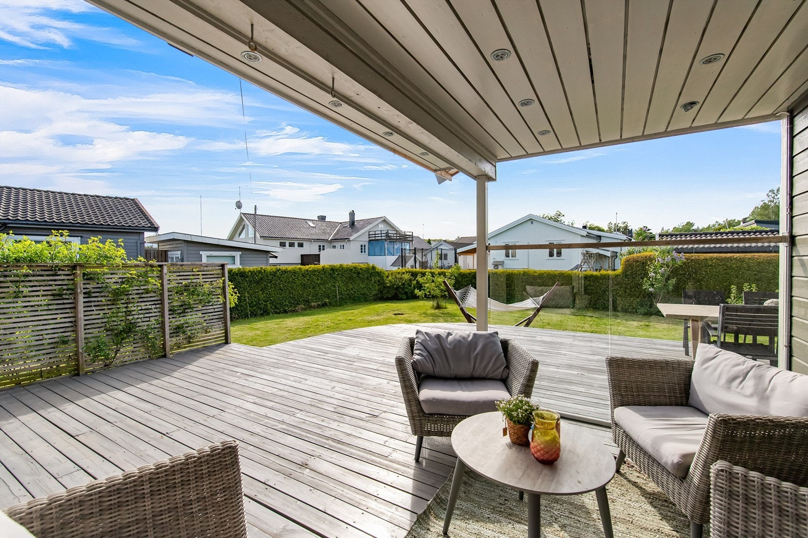 Ute på terrassen har du et lunt og fint område som er overbygget Galleribilde