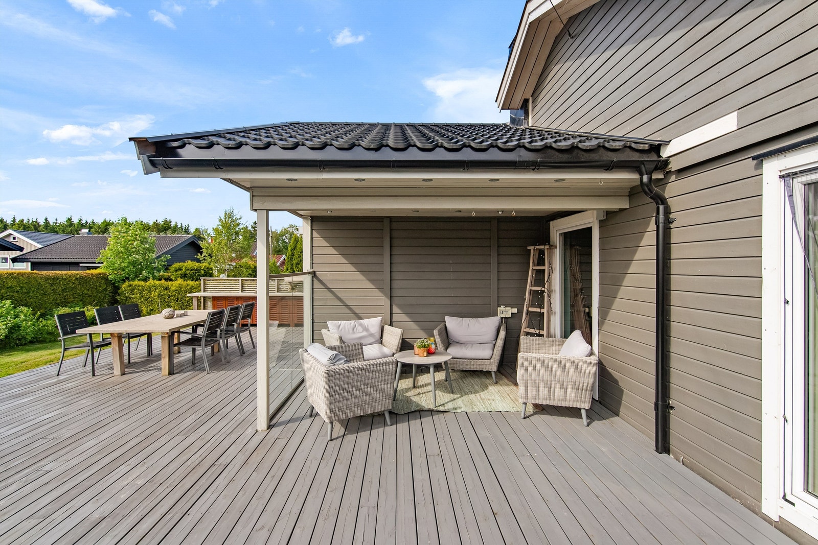 Terrassen er stor med plass til flere sittegrupper og soner Galleribilde