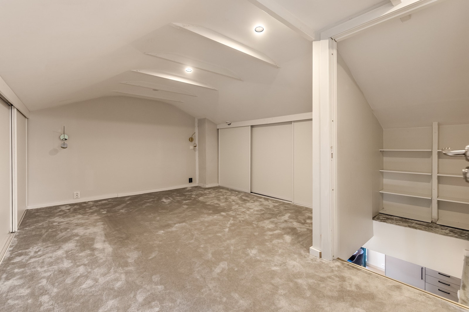 Loftet er innredet der selger har brukt dette som soverom (ikke godkjent for varig opphold) Galleribilde