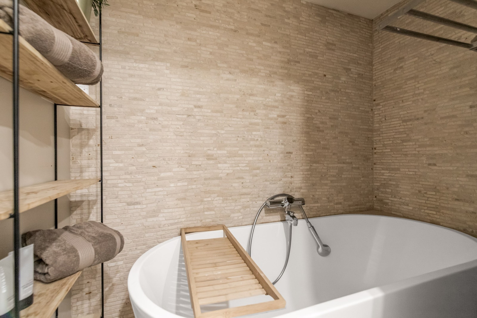 Her kan skuldrene senkes i boligens lille spa avdeling Galleribilde