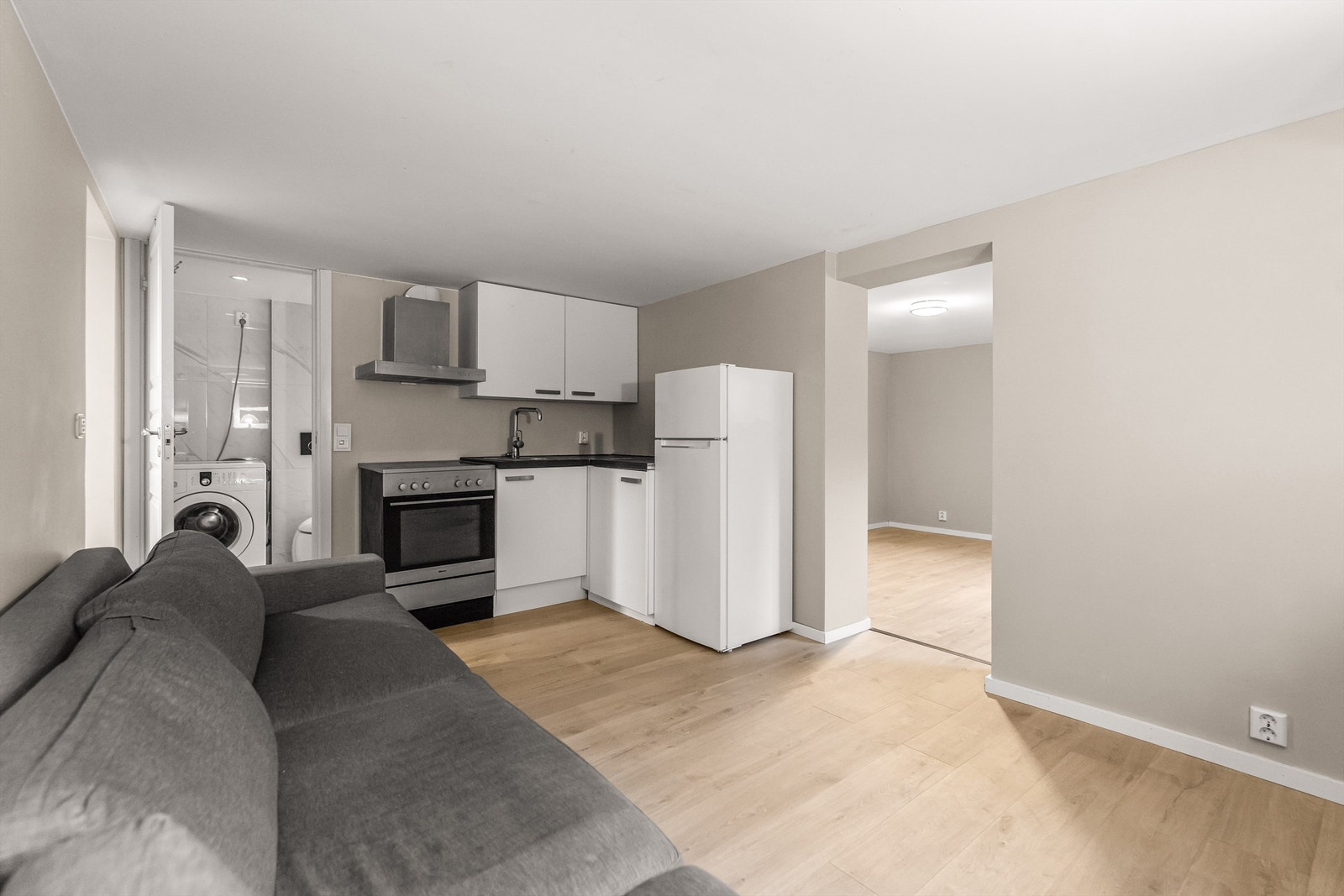 Hybelen har en åpen stue/kjøkken løsning Galleribilde