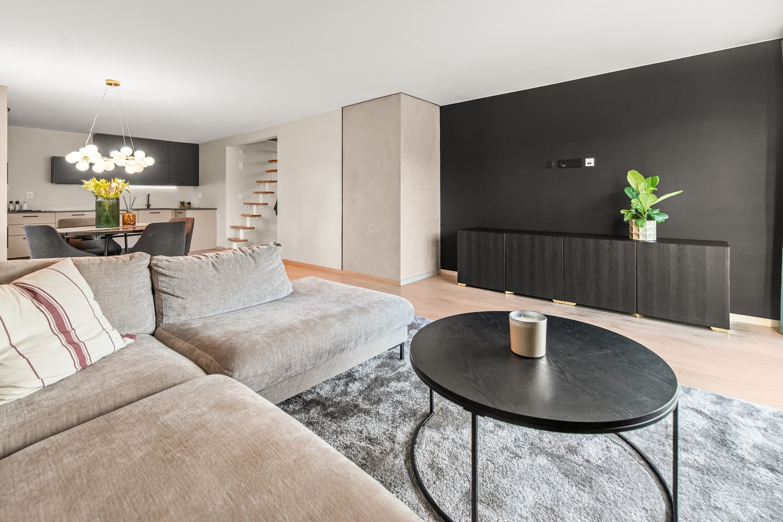 Stuen har gode møbleringsmuligheter Galleribilde