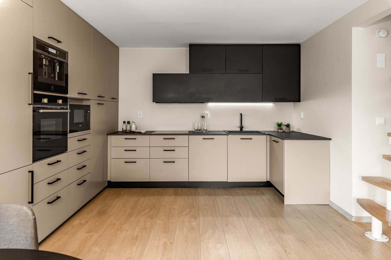 Gode arbeidsflater, benkeplate av laminat og oppvaskkum med ett-greps armatur. Galleribilde