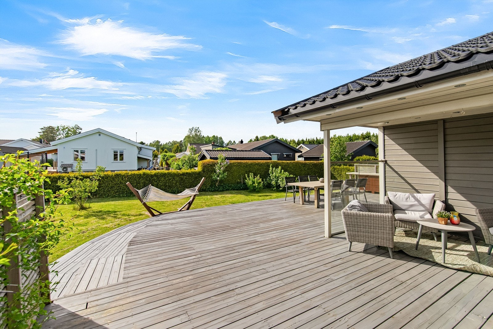 Store arealer på terrassen med direkte adkomst til plenområde via trapp Galleribilde